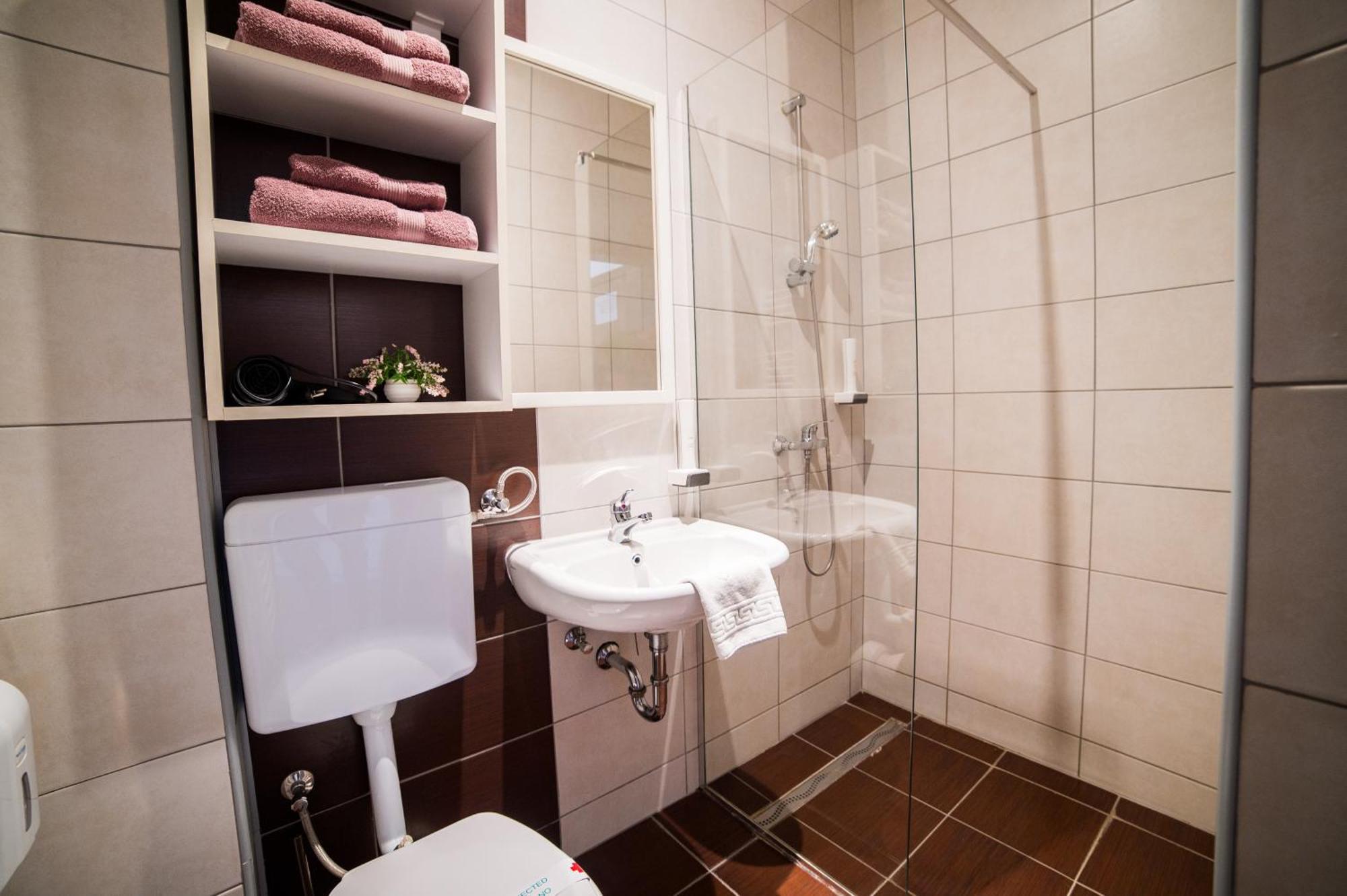 University Hotel Dorrah توزلا المظهر الخارجي الصورة